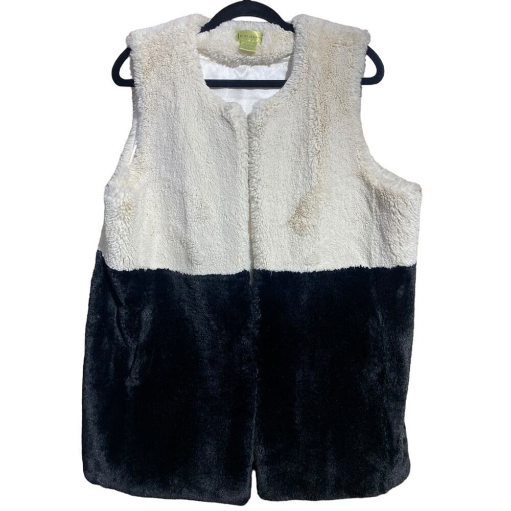 Heurueh black and white faux fur vest with pockets and single hook closure M/L
